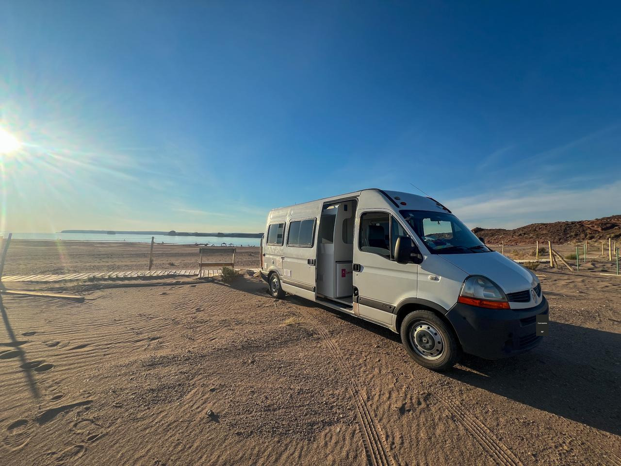Renault Master motorhome estacionada frente a un paisaje costero