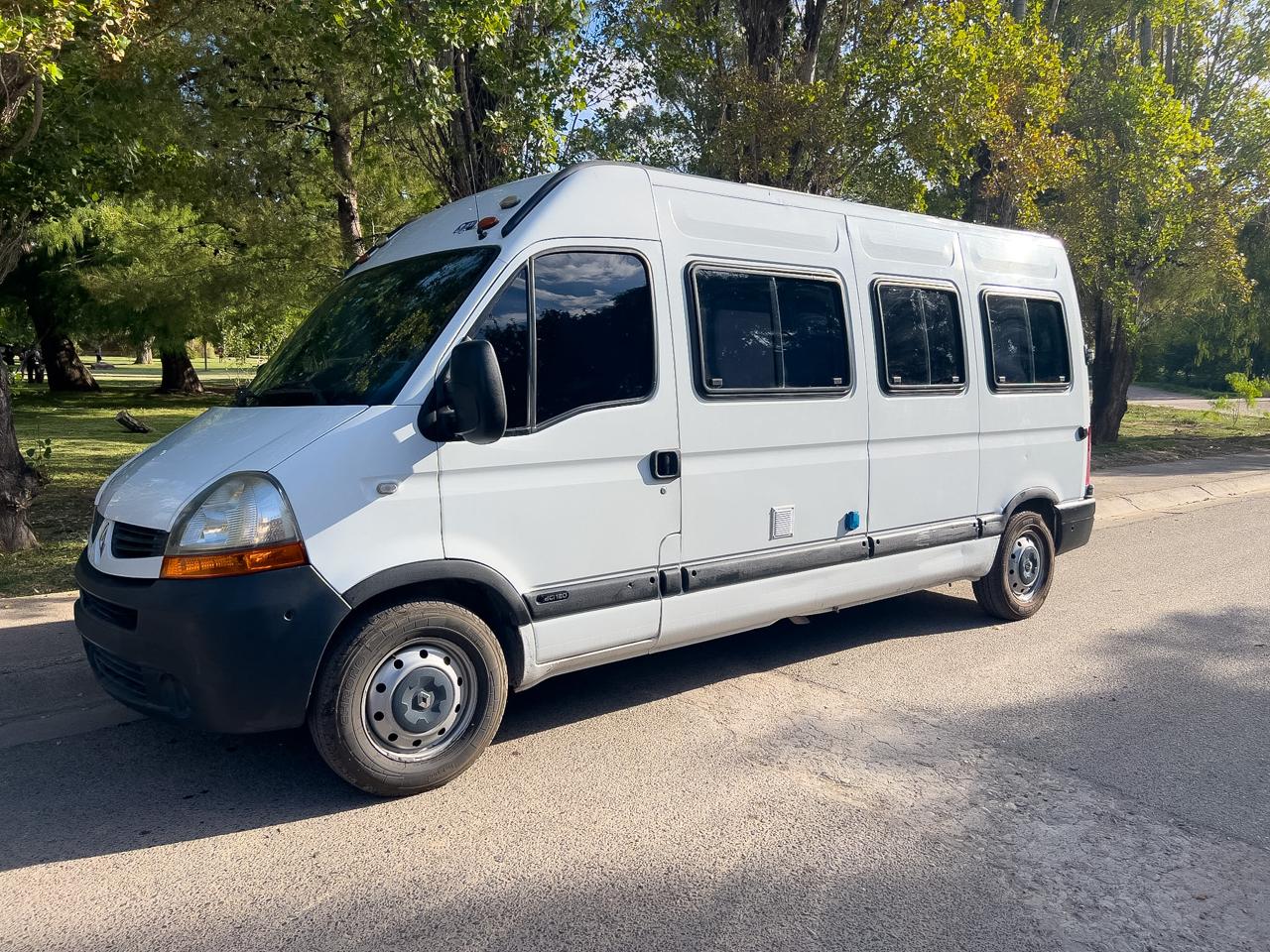 Vista exterior frontal y lateral de la Renault Master