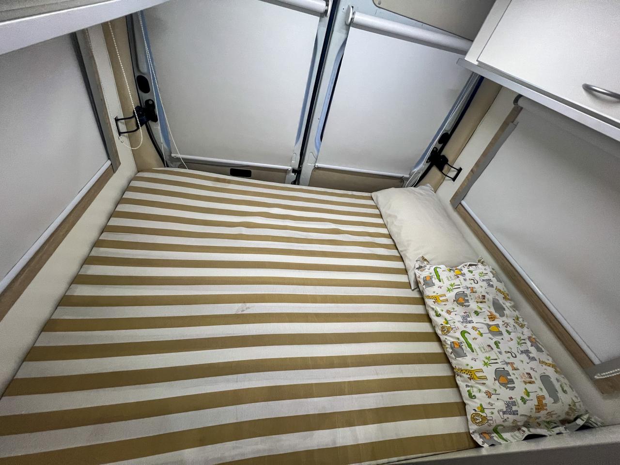 Dormitorio posterior con cama de dos plazas y guardado superior