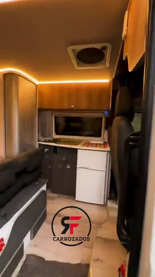Interior del motorhome personalizado, con cocina y mobiliario de madera